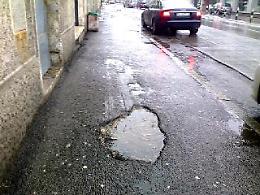 Strade piene di buche,  operai al lavoro in mezza città