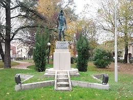 Orinano sul monumento ai caduti