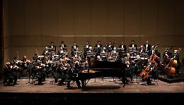 Esecuzione limpida del pianista De Maria e dell'Orchestra di Mantova 