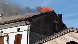 Tetto in fiamme, paura e danni