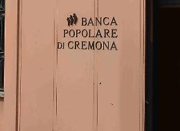 Assalto alla banca, ladri messi in fuga dall'allarme