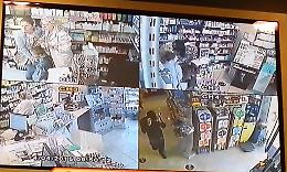 Cremonese rapina farmacia, bloccato da due studenti