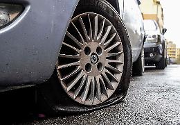 I vandali delle gomme non si fermano