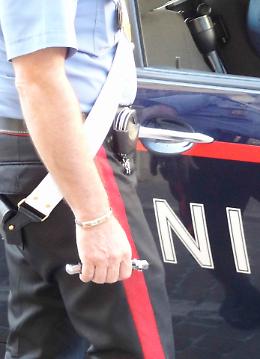 Fugge all&rsquo;estero con la figlioletta 
