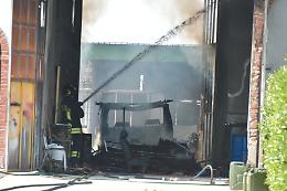 Incendio, casa a fuoco: fiamme partite dalla batteria del camper