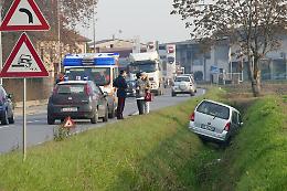 Perde il controllo dell'auto e finisce nel fosso