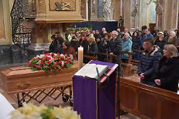 Folla per l'addio al meccanico