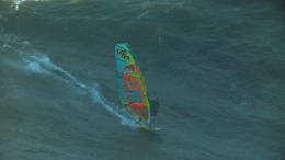 Portogallo, windsurfer sfida l'onda gigante: il primo a domare Nazar&eacute;