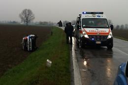 Perde il controllo dell'auto, finisce fuori strada