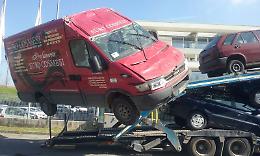 Furgone su una bisarca
'sfonda' il ponte della ferrovia