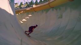 Con lo skate sugli scivoli d'acqua: le acrobazie di un italiano a Dubai