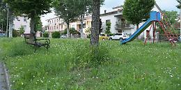 'Verde e cimiteri trascurati' il Comune tiene testa alle proteste