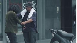 Ubriaco cerca di salire in scooter, i passanti non si fermano: l'esperimento della polizia 