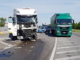 Inversione a 'U' con il camion, centra un altro tir