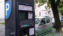 Hanno rubato migliaia di euro dei parcometri, arrestati una 56enne e un 21enne