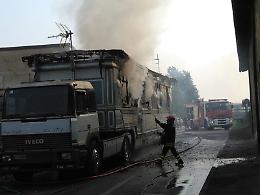 L'incendio della roulotte domato dai vigili del fuoco