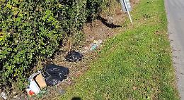 Sacchi di rifiuti abbandonati nel fosso vicino al cimitero