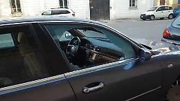 Finestrini spaccati per rubare nelle auto