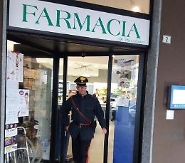Assalto alla farmacia Riccaboni, bandito inseguito dal titolare