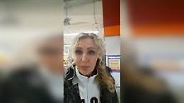 Granchi vivi in scatola, la protesta di Licia Col&ograve;: li compra e li libera in mare 