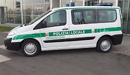 Babygang scatenata: urla, bestemmie, bottiglie spaccate sui muri e &lsquo;bisogni&rsquo; sulle auto