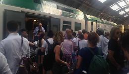Pendolari, 48 ore da incubo: treni ko e caldo torrido