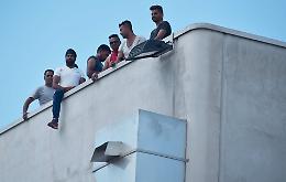 Composad, operai ancora sul tetto