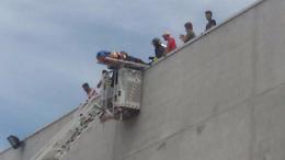 Composad, protesta sul tetto. Soccorso operaio colto da malore