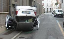 Auto si ribalta
Paura in via Geromini