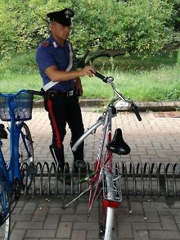 Rubano ruote di bici, denunciati: parcheggiatore abusivo portato al Cie
