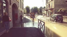 Via Cavalli allagata per una tubatura scoppiata