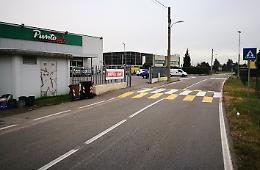 Investe un bambino in bici e invece di aiutarlo lo insulta