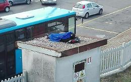 Dorme al freddo su un tetto di amianto