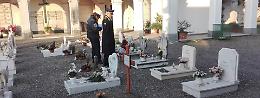 Cimitero, furti sulle tombe dei bimbi: oggetti e lapidi fotosegnalati