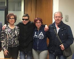 L&rsquo;amore che squarcia il buio: Riccardo, cieco, 'vede' grazie a una telecamera speciale