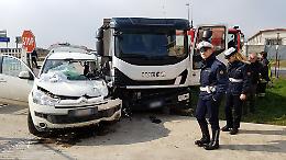 Schianto tra auto e camion, donna finisce in ospedale