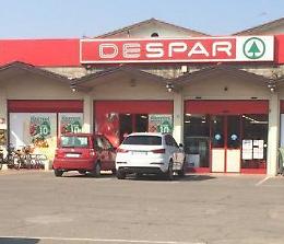 Pistola in faccia alla cassiera. Gang rapina il market Despar