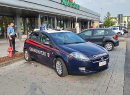 Asporta liquori e nella fuga picchia l'addetto alla vigilanza, arrestato