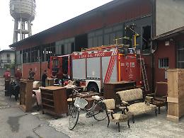 Incendio in un mobilificio: nessun ferito, danni ingenti