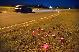 'Guerra' dei lumini sulla rotatoria verso il fiume