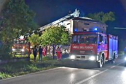 Tetto di una casa a fuoco, quattro indiani all'ospedale