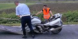 Moto contro un'auto, grave il centauro