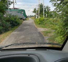 Arrivano treno e scuolabus, ma le sbarre sono alzate