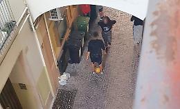 "In vicolo Centauro bivacchi, rifiuti e degrado"