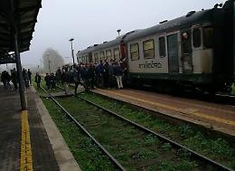 Brescia-Parma: treno con due sole carrozze, pendolari lasciati a piedi