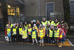 Piedibus, linea blu: nuove pettorine per bimbi e accompagnatori della Monteverdi