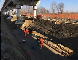 Quattro squadre di operai al lavoro sopra e sotto il ponte