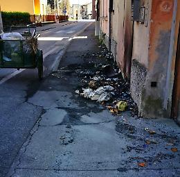 Rifiuti incendiati davanti alle tubature del gas, paura tra i residenti