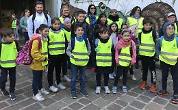 Sportivi e giovani musicisti con i bambini sulle linee del piedibus