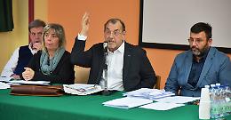 Busi, urla e tensioni. Assemblea calda e infinita